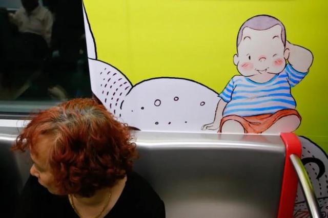 2017年4月20日，杭州地铁车厢中印着聂峻作品《唐可可与魔法国》的角色。中新社记者 王远 摄