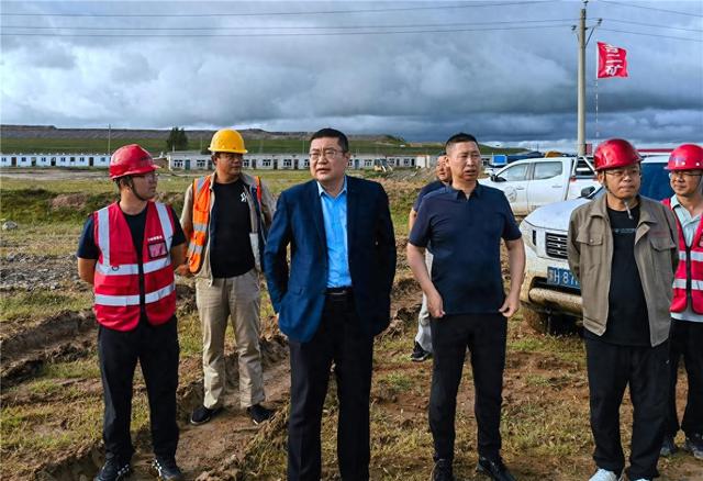 姚宏刚（左三）在企业调研。（资料图）