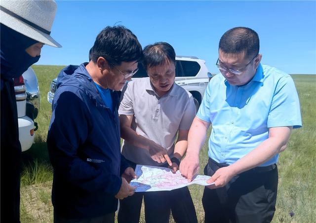 姚宏刚（右）在牧区调研。（资料图）