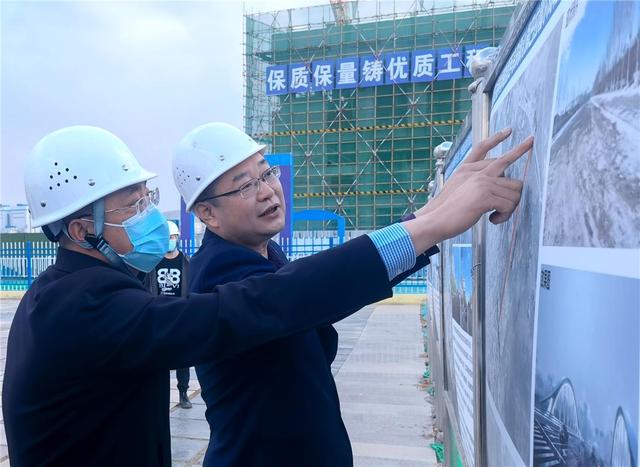 姚宏刚（右）在工矿企业调研。（资料图）