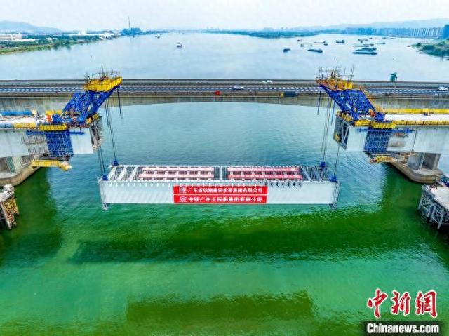 4月22日，广东佛山，广湛高铁佛山特大桥跨西江钢混混合连续刚构桥合龙施工现场。曾铠钢 摄