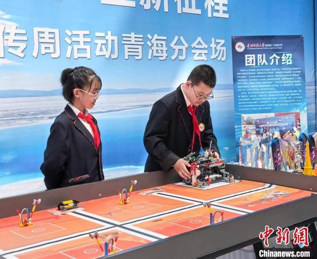 图为青海师范大学附属第二实验中学学生正在展示自己的科创作品。 祁增蓓摄