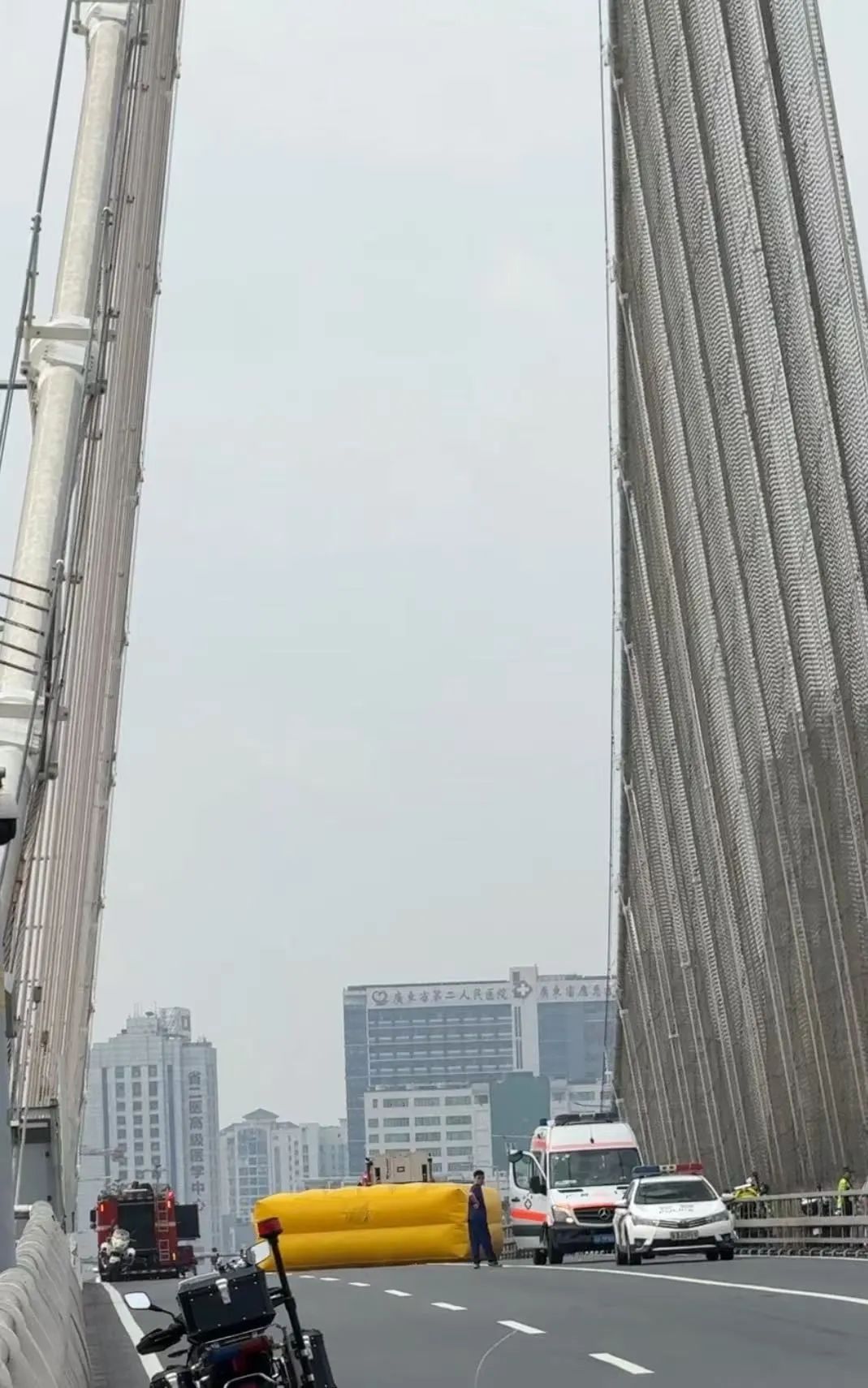 早前，猎德大桥处理事故时，现场一度需要交通管制