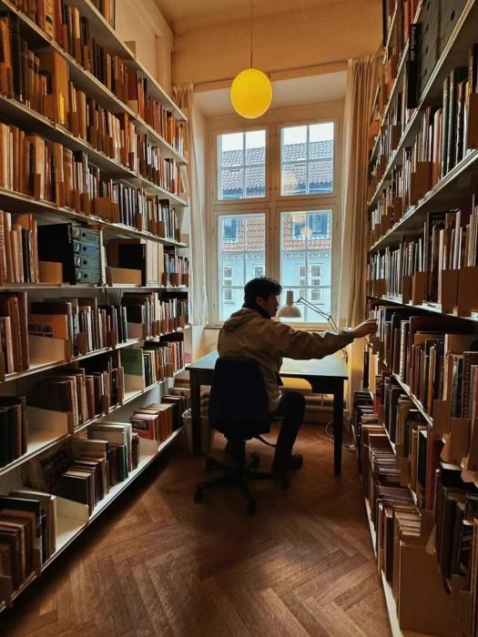 2024年，聂峻在丹麦进行漫画《闪闪与雷公》创作。受访者供图