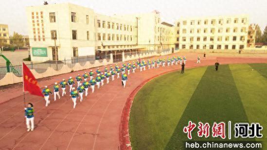 图为航拍健步走爱好者在体育场内健步前进。 赵宇 摄