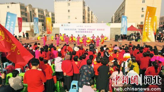 图为展演活动吸引了众多群众观看参与。 赵华靖 摄