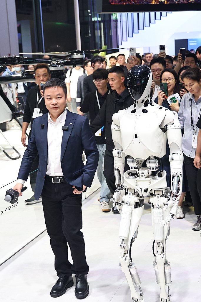 2025年4月23日，上海车展，小鹏汽车董事长何小鹏携东说念主形机器东说念主IRON亮相。  视觉中国 图
