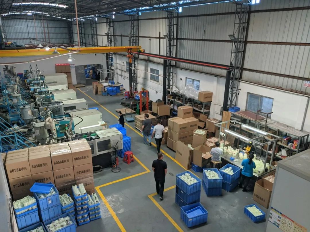 Cephalofair Games负责人于2019年在中国桌游生产厂间拍摄的照片