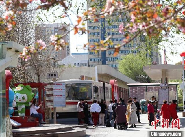 4月23日，在乌鲁木齐市“八楼主题车站”，市民和游客拍照打卡。 苟继鹏 摄