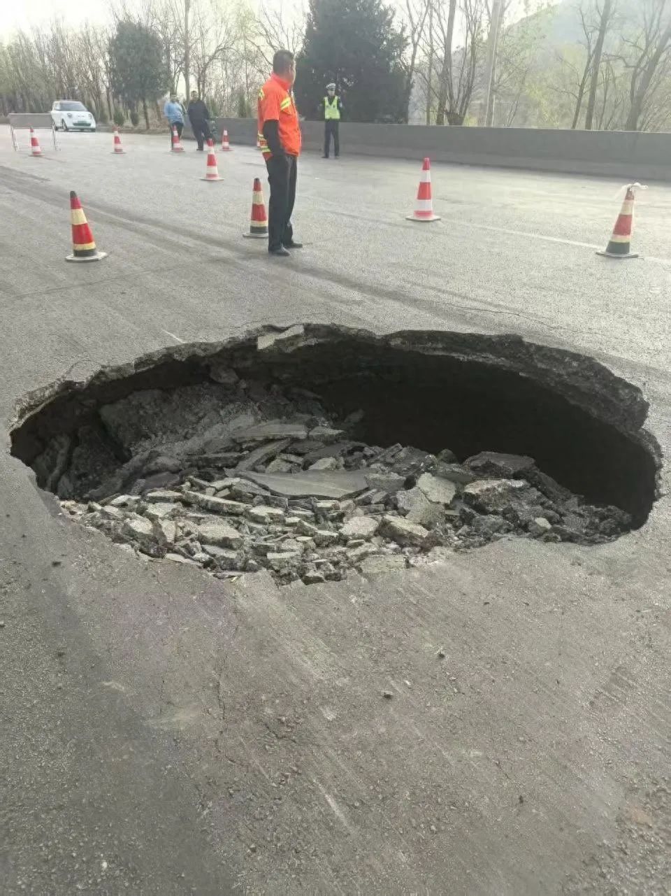 山西国道塌方致55岁货车司机死亡,女儿:货车的车贷还要还