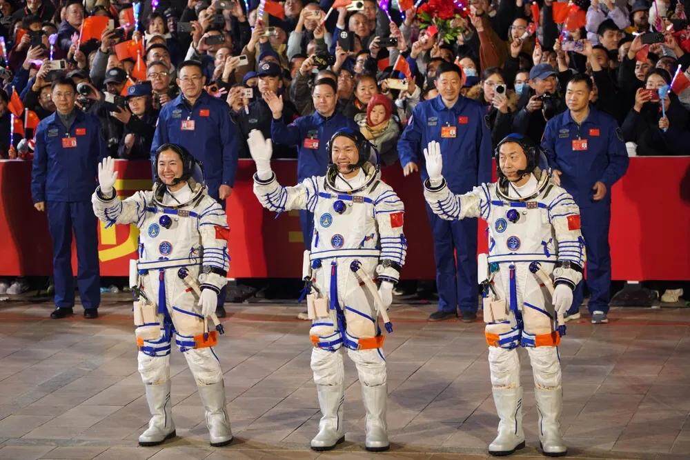 在空间站读书是什么体验?神舟十九号乘组揭秘|王浩_新浪新闻