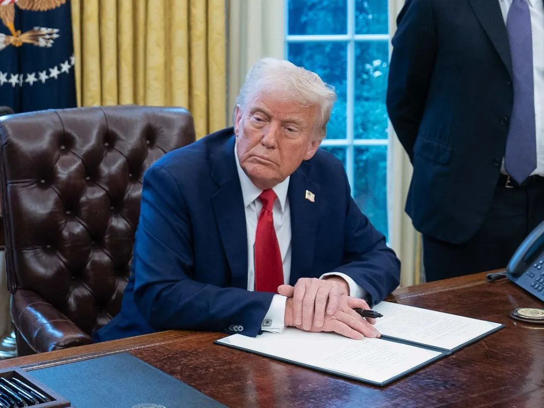 硬刚”、“威胁”之后，特朗普签了！