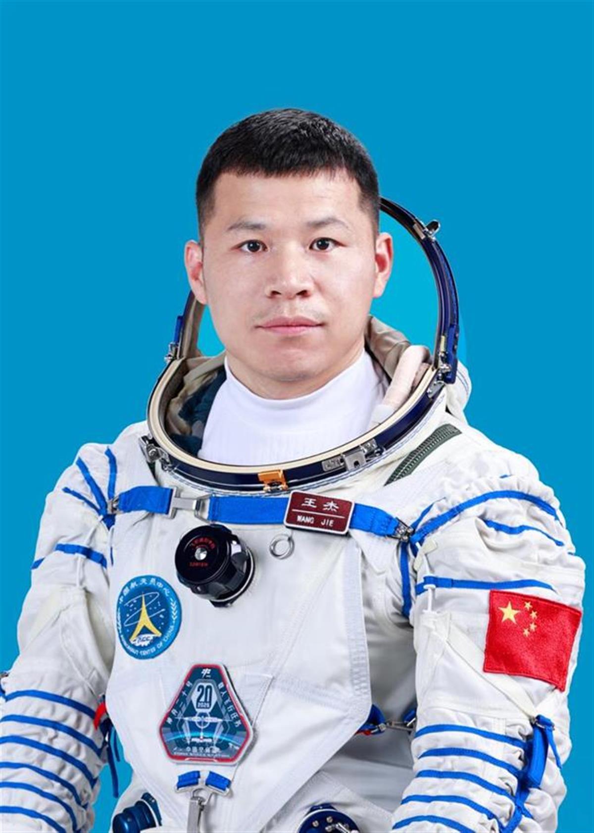 开启神二十航天员王杰航天梦的初中老师:希望他顺利完成任务,平安归来|王杰|航天员|初中_新浪新闻