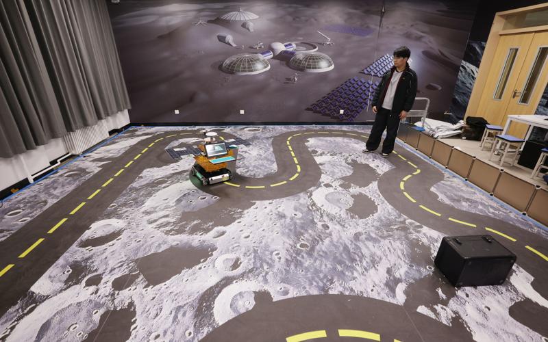 墙面上是“2035年月球科研站”的规划图。 新京报记者李木易 摄