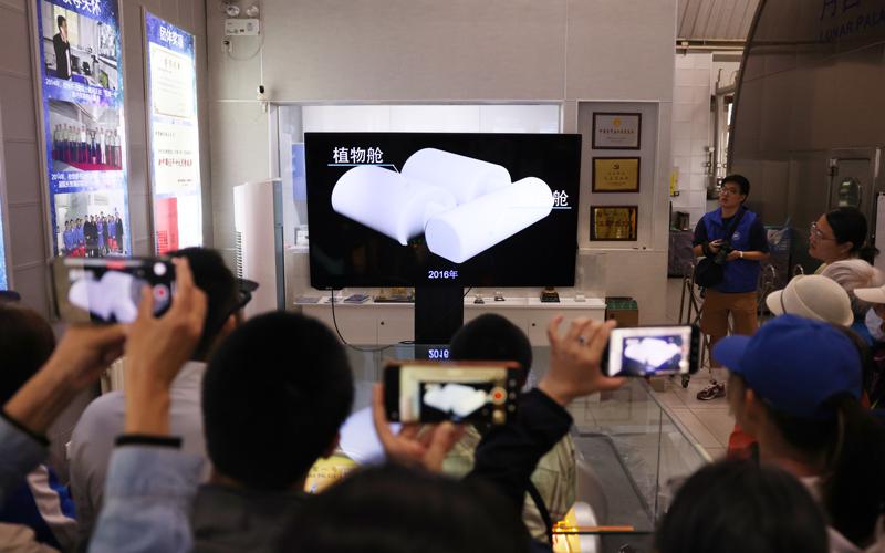 为让公众更好了解基地，北京航空航天大学在现场安排了志愿者导览。 新京报记者李木易 摄