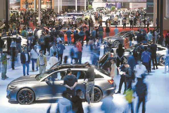 今天上午，二○二五上海国际车展迎来首个观众日，现场人头攒动 本报记者 陈梦泽 摄