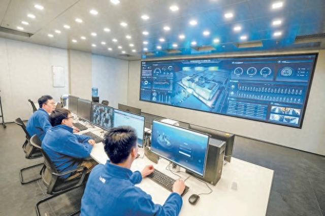 北京数字经济算力中心内，工作人员在查看各项运转数据。本报记者 武亦彬摄