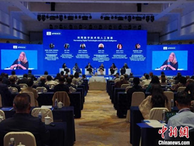 多国嘉宾围绕“充分利用数字技术和人工智能”进行对话。王逸飞 摄