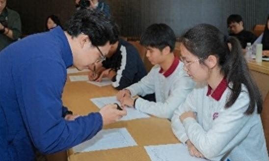 学生参与大模型演示。活动方 供图