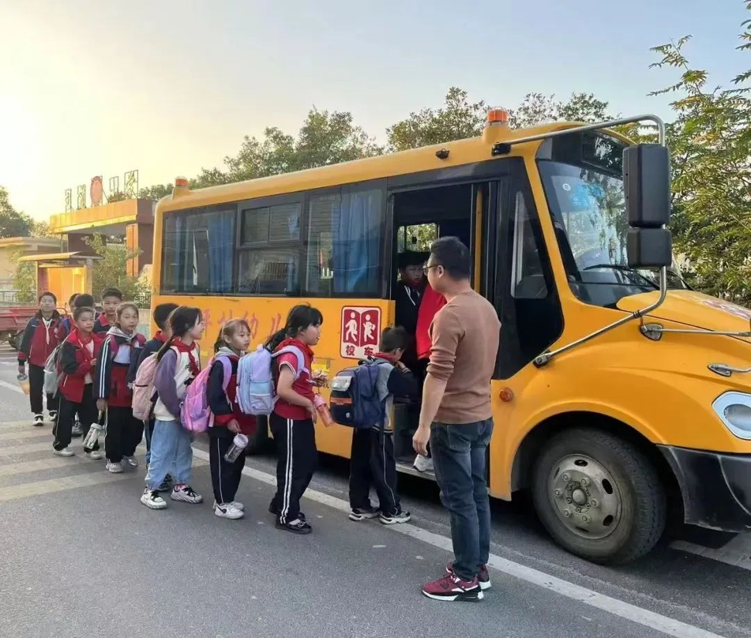 江西省九江市修水县学生排队上校车.资料图片