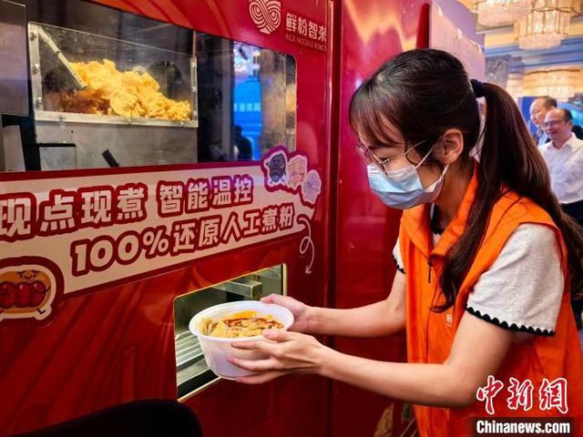 图为24小时自助柳州螺蛳粉店正在出餐。陈梅 摄