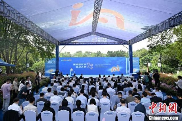 图为第四届琶洲算法大赛启动大会。中新社记者 陈楚红 摄