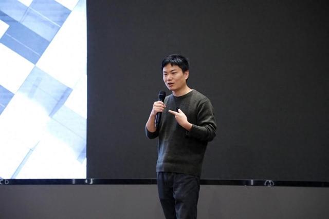 （图说：图为余亮在北京航空航天大学做学术报告。）