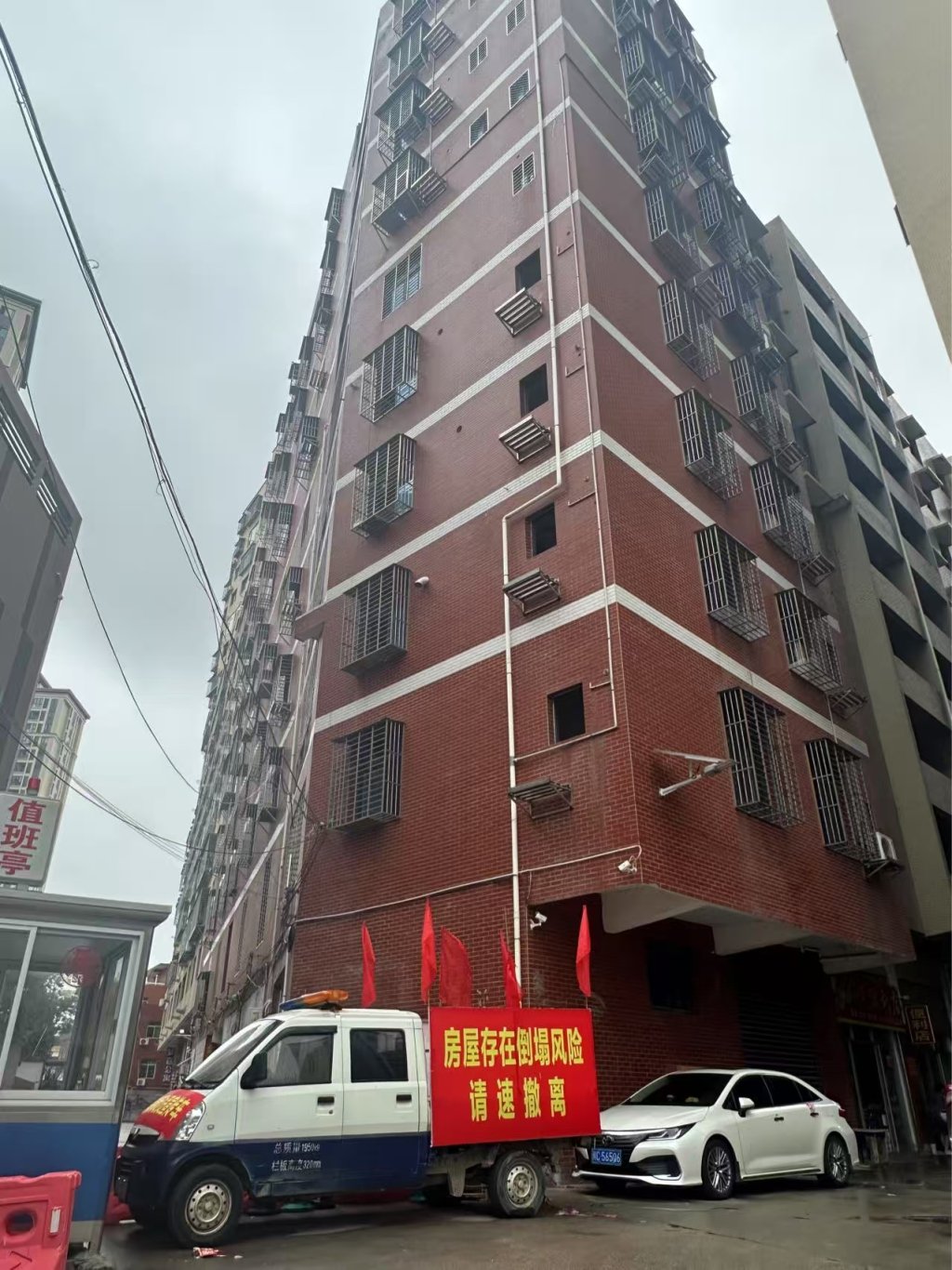 被鉴定为危房的梦嘉商贸楼，目前所有人员都已从其中撤离。 澎湃新闻记者 王选辉 图
