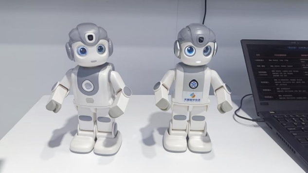 图为儿童陪伴桌面机器人。