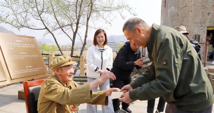 蹲点笔记 | 跨越75载的两次相聚