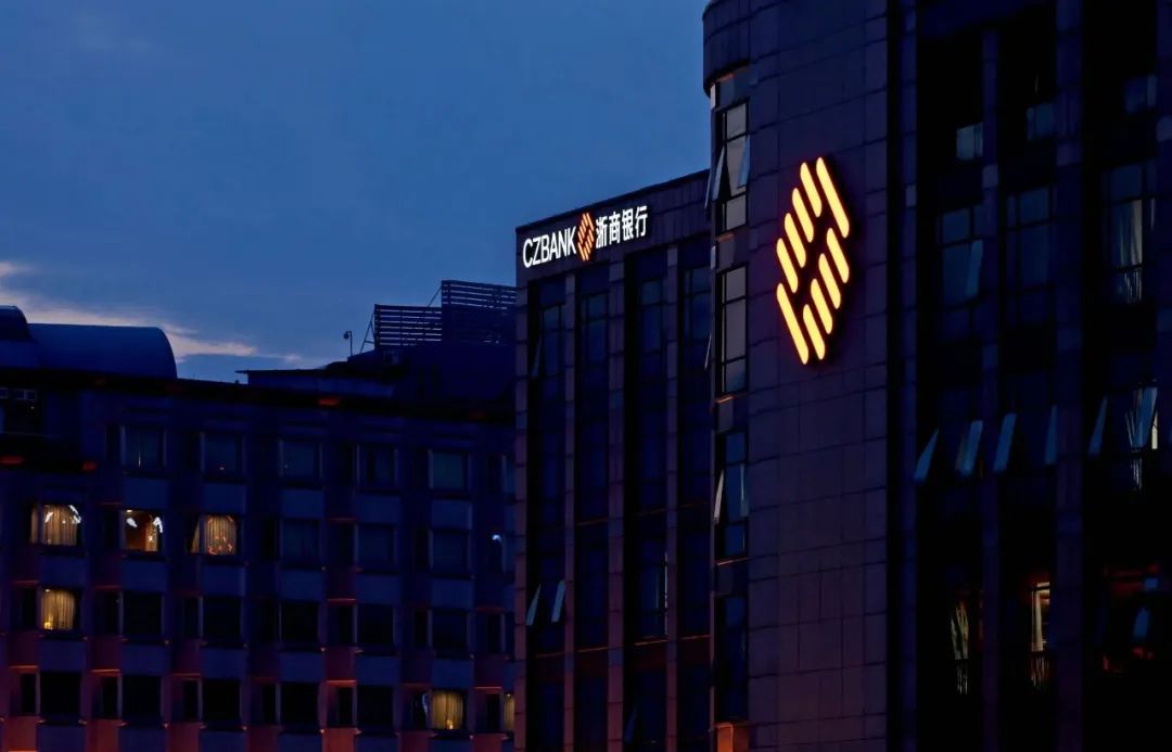 △「唯有将数字基因融入战略骨髓，方能在银行业百年变局中勇立潮头。」