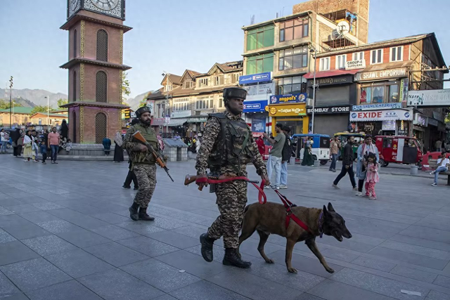 当地时间4月27日，印控克什米尔地区，印度士兵和准军事人员沿主要道路维持警戒。图源：视觉中国