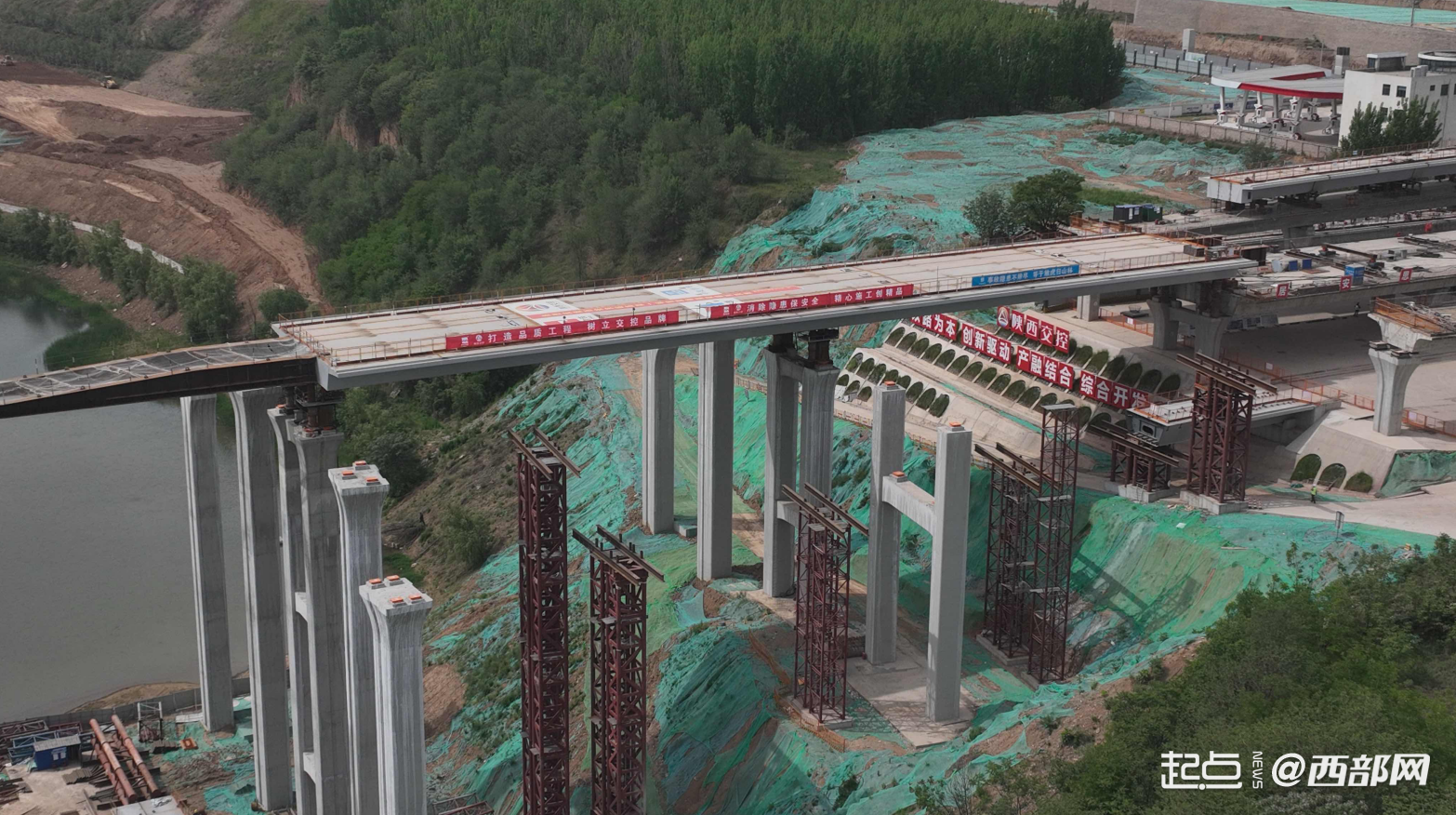 神鹿大道立交跨雁鸣湖桥首次钢箱梁顶推完成|钢箱梁|西安市_新浪新闻