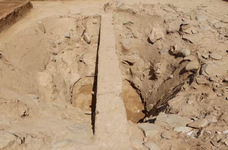 发掘的大型夯土井。新京报记者 浦峰 摄