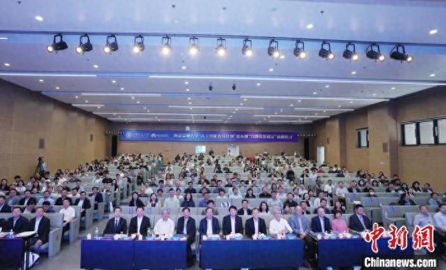 4月30日，西安交通大学举行“人工智能先导计划”发布暨“冯博琴奖教金”捐赠仪式。(西安交通大学供图)