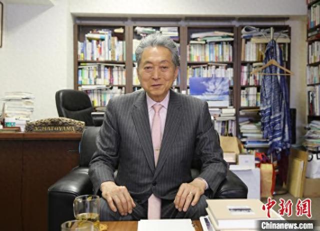 4月28日，鸠山由纪夫在东京接受中新社专访。 中新社记者 朱晨曦 摄