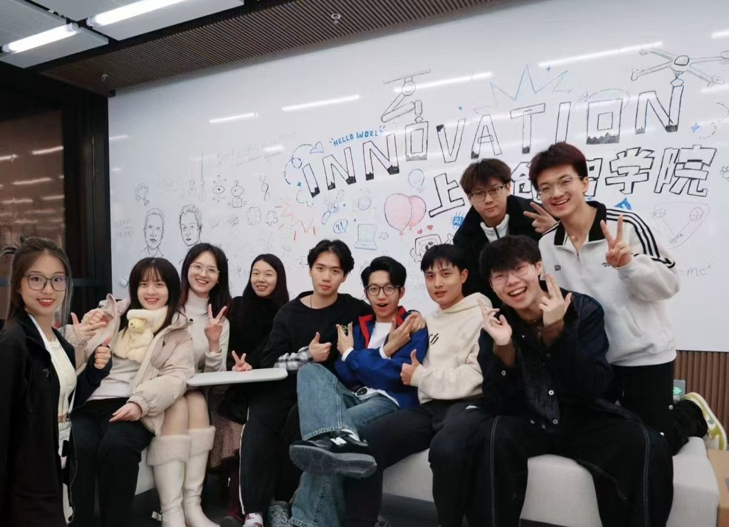 读博期间，王殿仪（左五）和同学合影。受访者供图