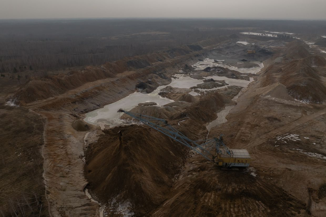 乌克兰日托米尔州的一个露天钛矿正在作业，不少乌克兰矿井的基础设施单一而滞后。 图自《基辅独立报》