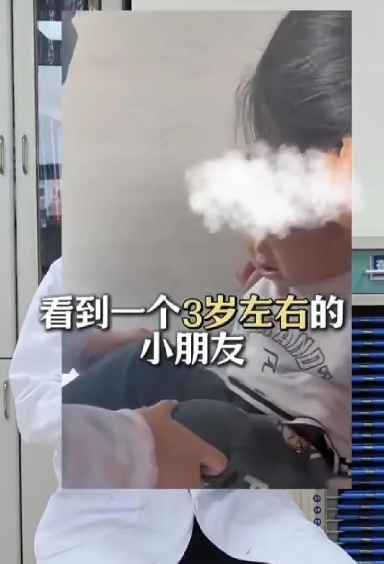 网传的叶姓医生讲述接诊3岁男童的视频截图&nbsp; 新黄河微信公众号 图