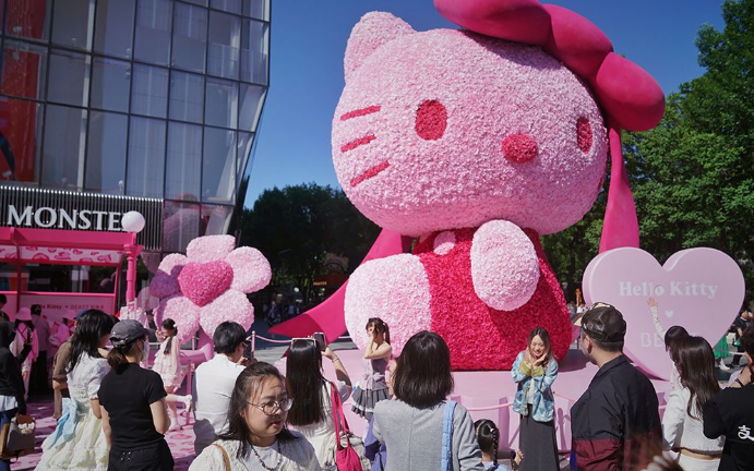 ▲5月3日，北京三里屯太古里，巨型卡通装置吸引了不少市民排队打卡。新京报记者 薛珺 摄