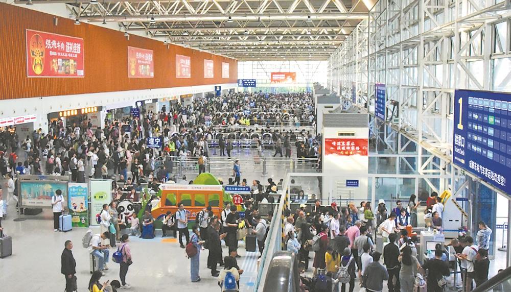繁忙的成都东站汽车客运站。