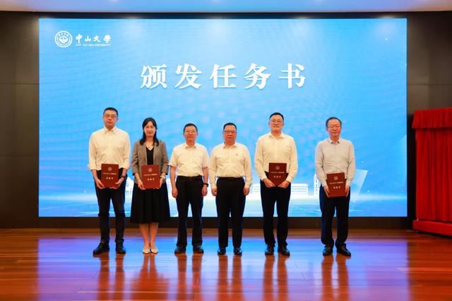 朱孔军书记、高松校长向任务牵头单位代表颁发任务书