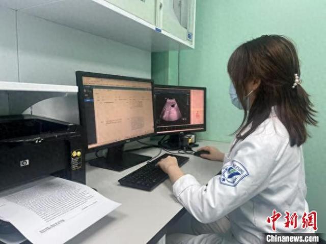 超声科医生在AI辅助下完成英文检查报告书写工作。浙大四院供图