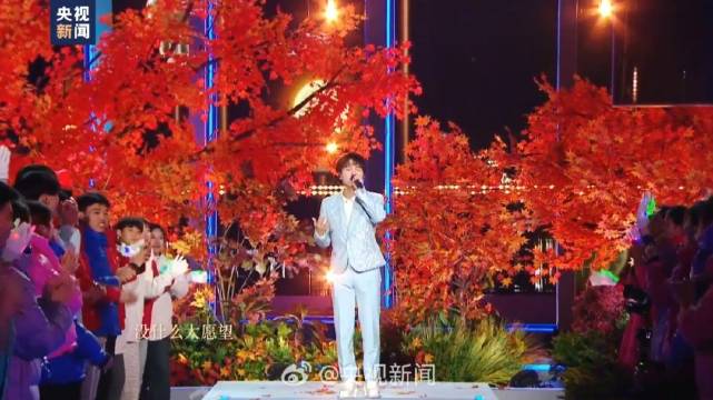 微笑传递!周深小美满和微笑日适配度好高|周深_新浪新闻