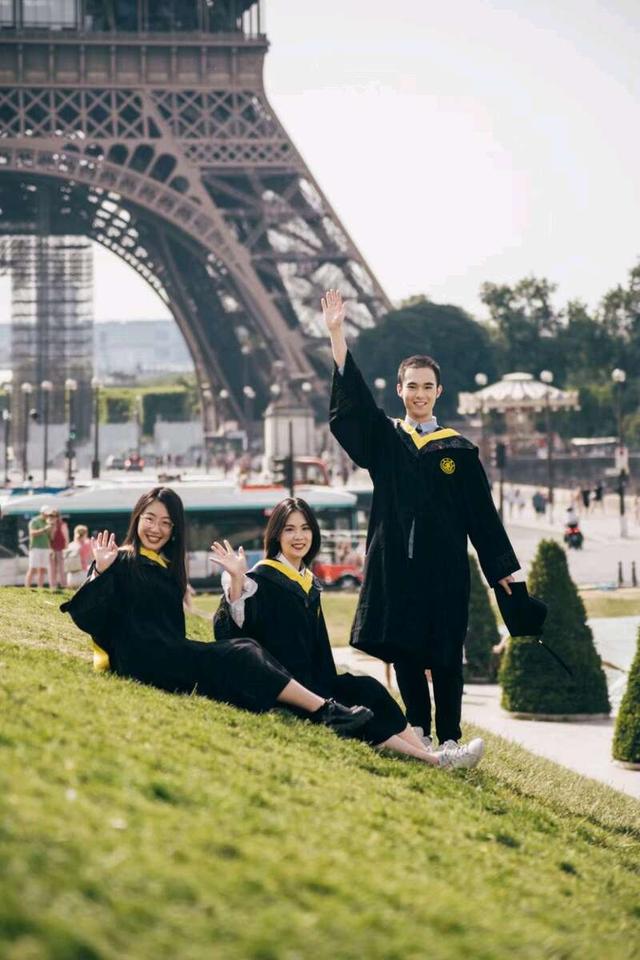 （巴院学生在法国学习后拍摄的毕业照。上海交大供图）