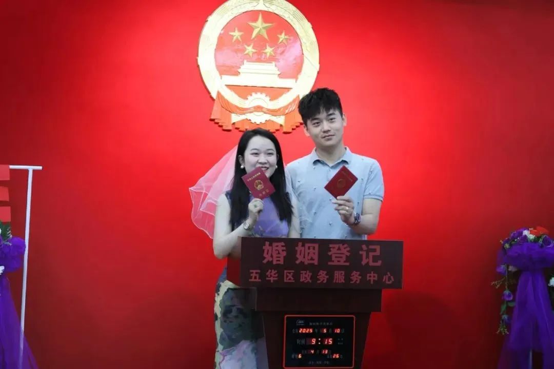 新人领到结婚证.云南省民政厅 供图