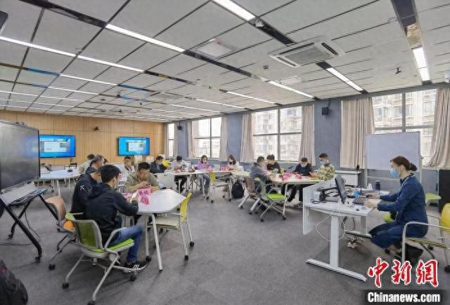 首届工匠学历班授课场景。 (资料图，上海开放大学供图)
