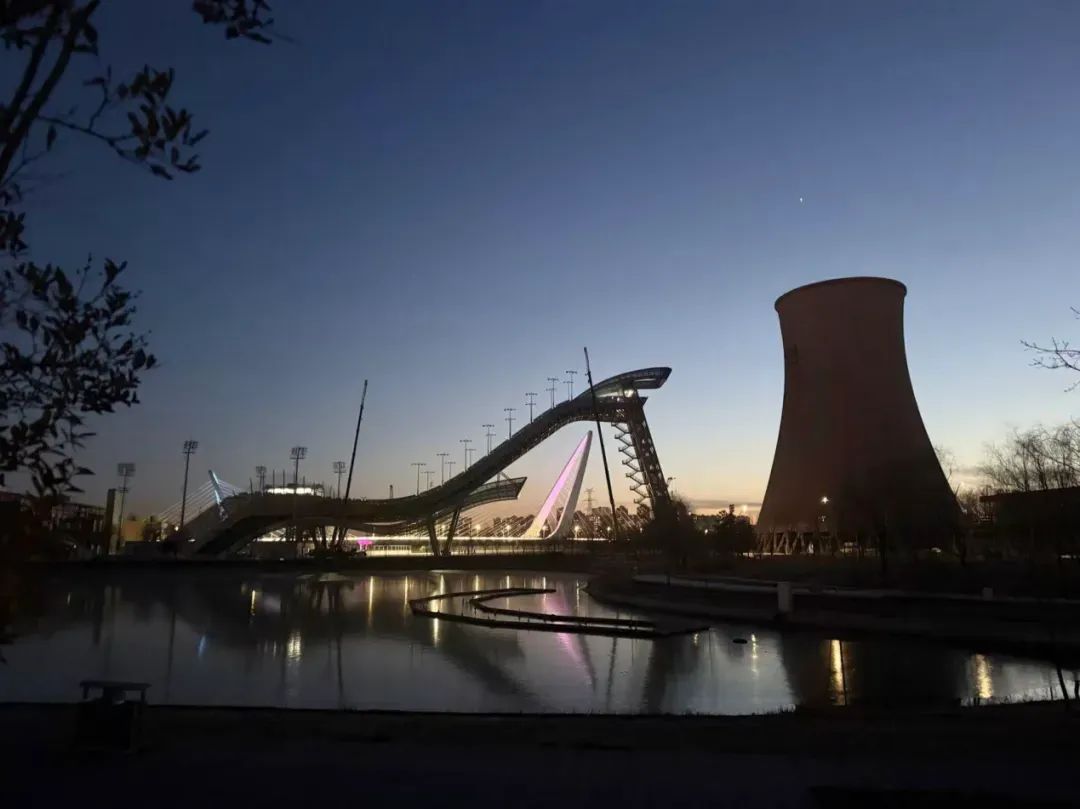 夜晚首钢大跳台（作者拍摄）