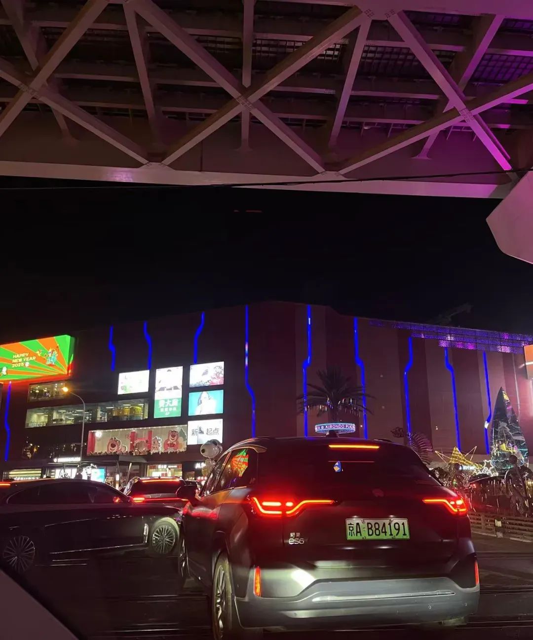 排队进入“胖永辉”的车流（作者拍摄）