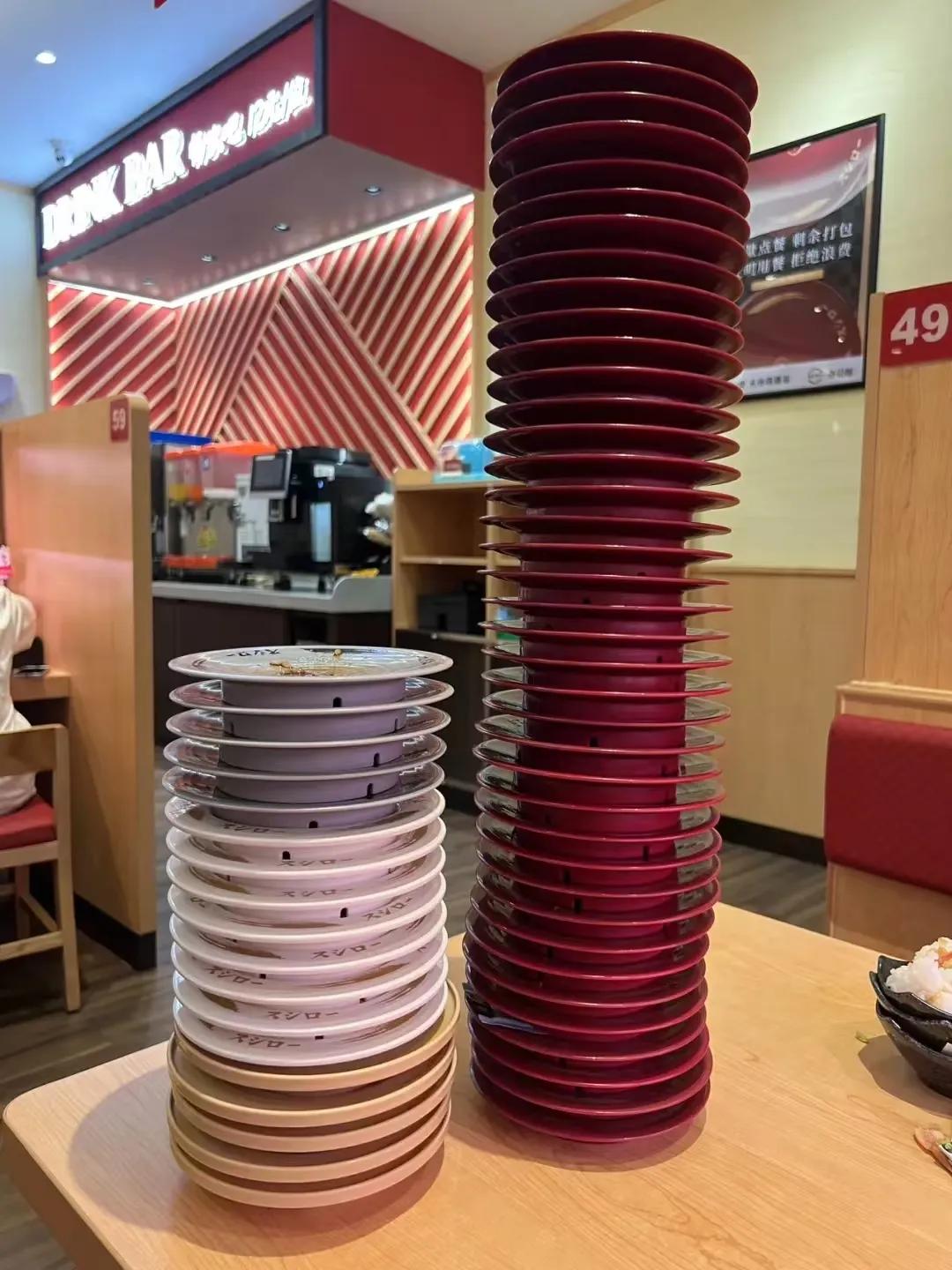 碟子颜色对应寿司的价格：白碟8元，红碟10元，银碟15元，金碟20元，黑碟28元/图源：@杜松子汽酒